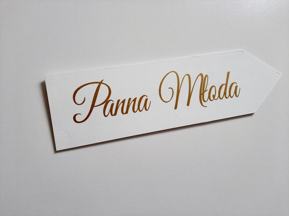 Drogowskaz Dom Panny Młodej złoty napis