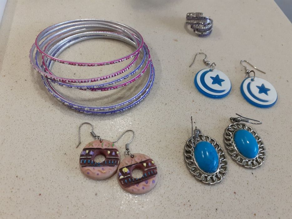 Par de brincos novos