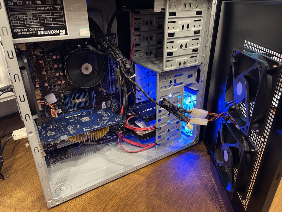 Офісний ПК з монітором, клавіатурою і мишкою