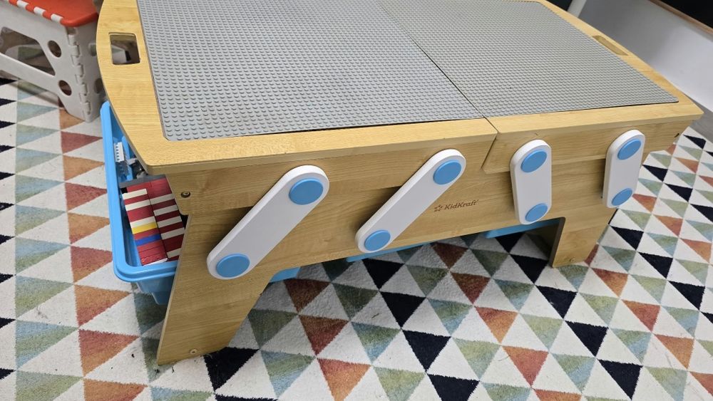 Mesa de madeira para lego da KidKraft