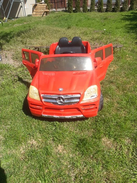 Autko elektryczne zabawka Mercedes.