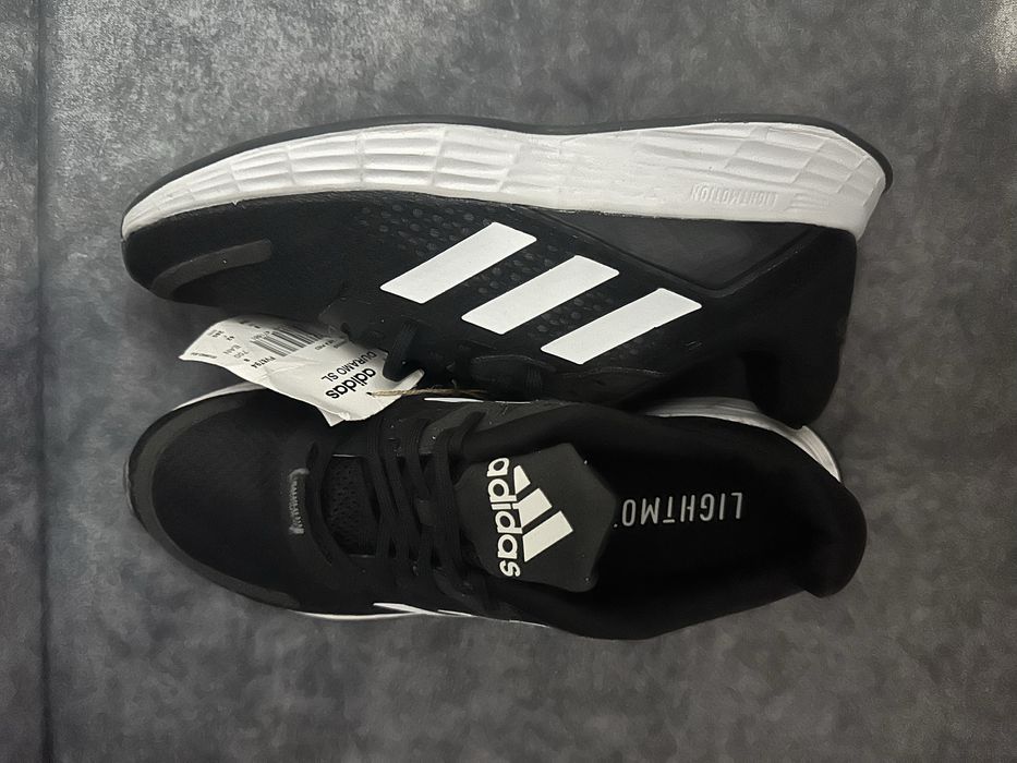 Пропонуються оригінальні кросівки Adidas
