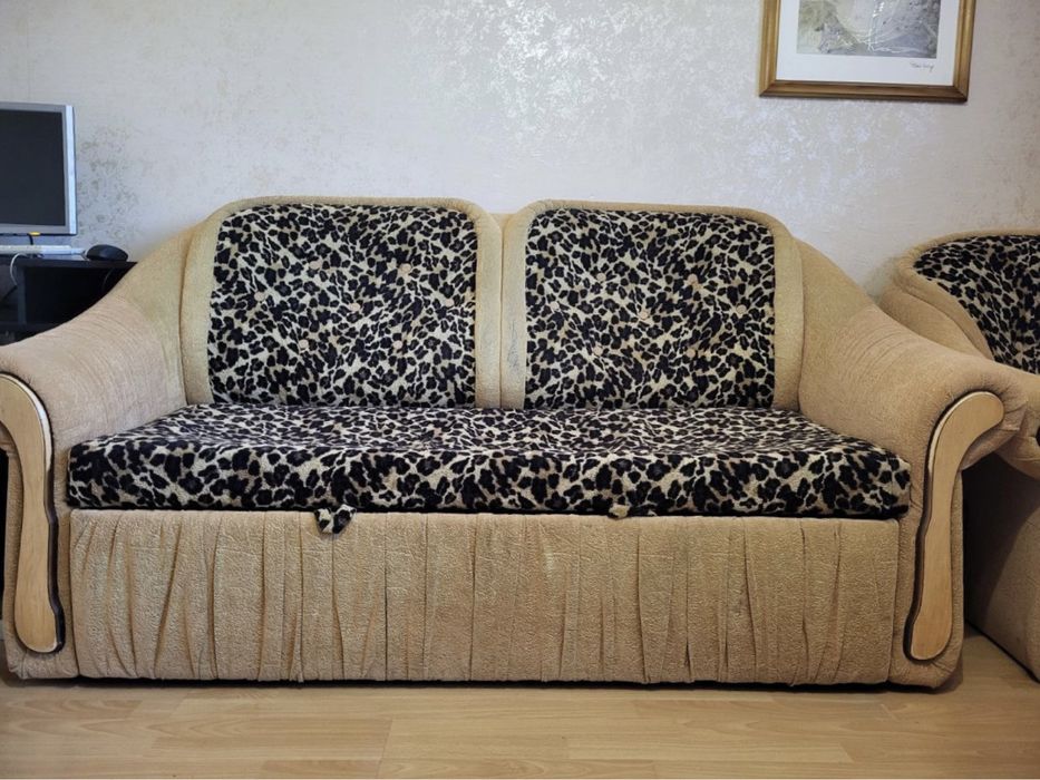 Розкладний диван з двома кріслами з леопардовим принтом