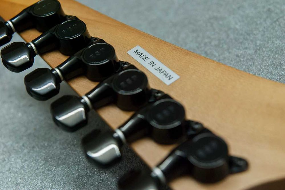 Guitarra Elétrica ESP M-II Deluxe (NOS sem um único risco)