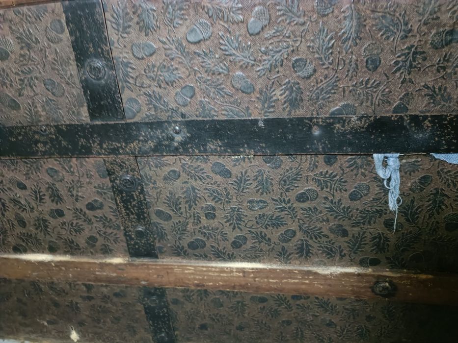 Arca antiga com ferragens