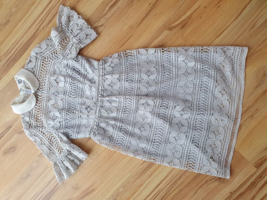 Koronkowa sukienka midi z bialym kołnierzem i ozdobnym rękawem