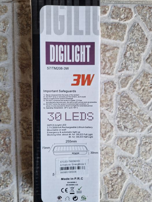 Luz de emergência LED.  Nova