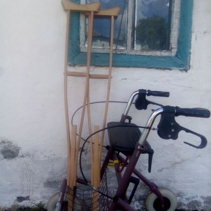Продам ходунки і костилі