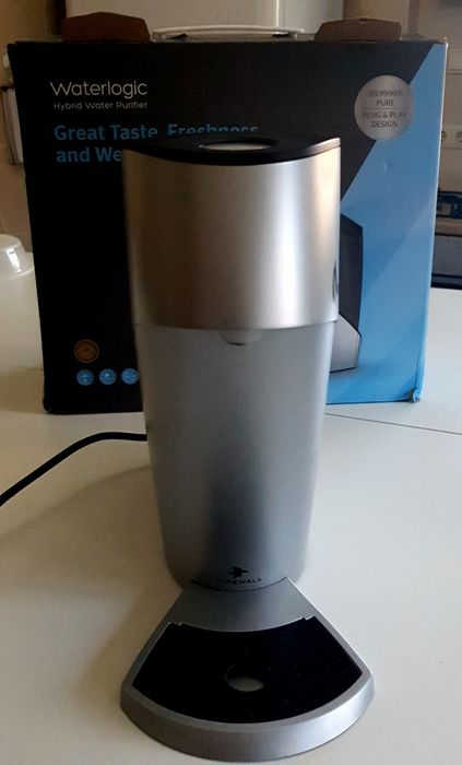 Filtro de água elétrico com filtro se carvão e lâmpada UV. Novo