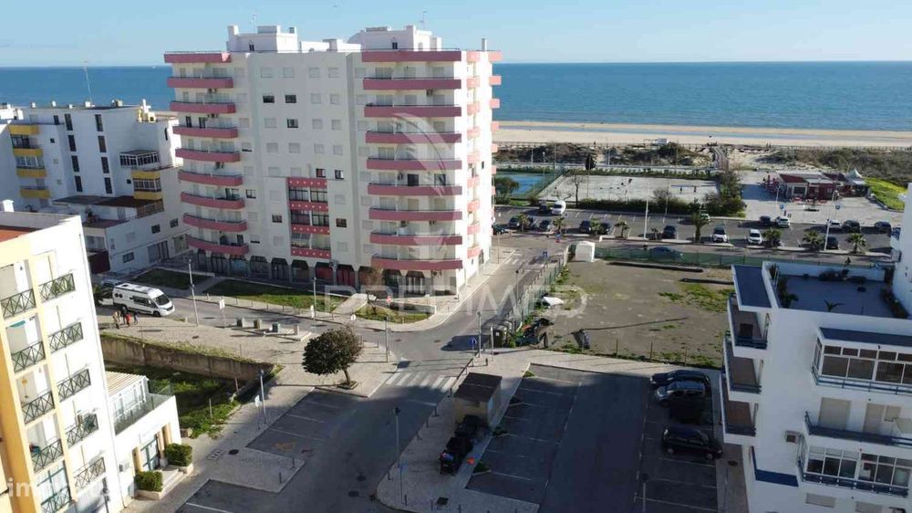 T2 em Monte Gordo, em edifício na 2ª linha com piscina