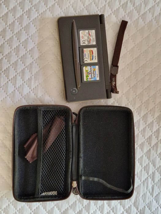 Nintendo DSi XL usado com 3 jogos, em bom estado