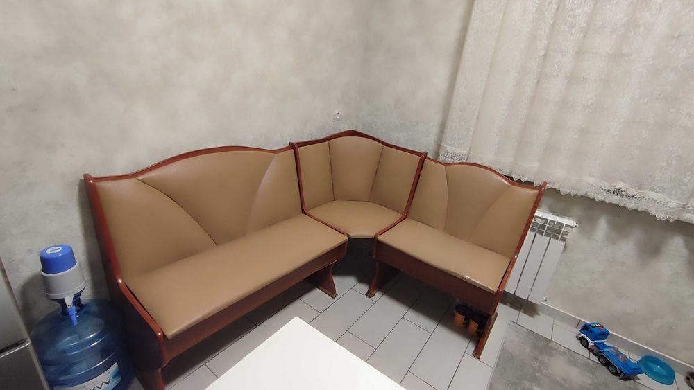 Кухонний кутик з нішею.