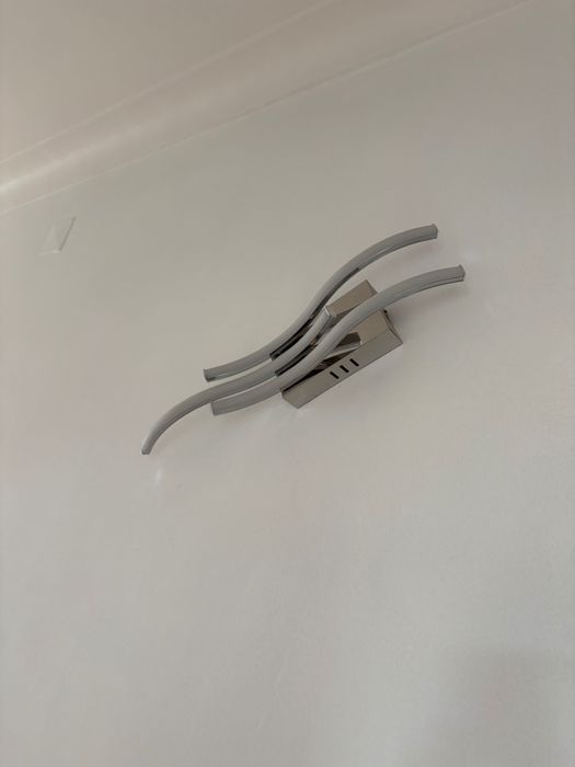 Mesa de centro oferecida via WhatsApp ou envie uma mensagem para o casal, sem português.