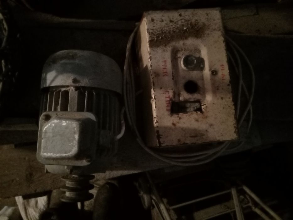 Продам електро двигун та вал циркулярки з двома фуговочними ножами 20