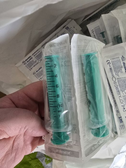 Zestaw nowych strzykawek bez igieł łącznie około 100 sztuk 5ml i 1ml