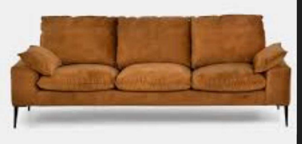 Sofá de veludo castanho caramelo