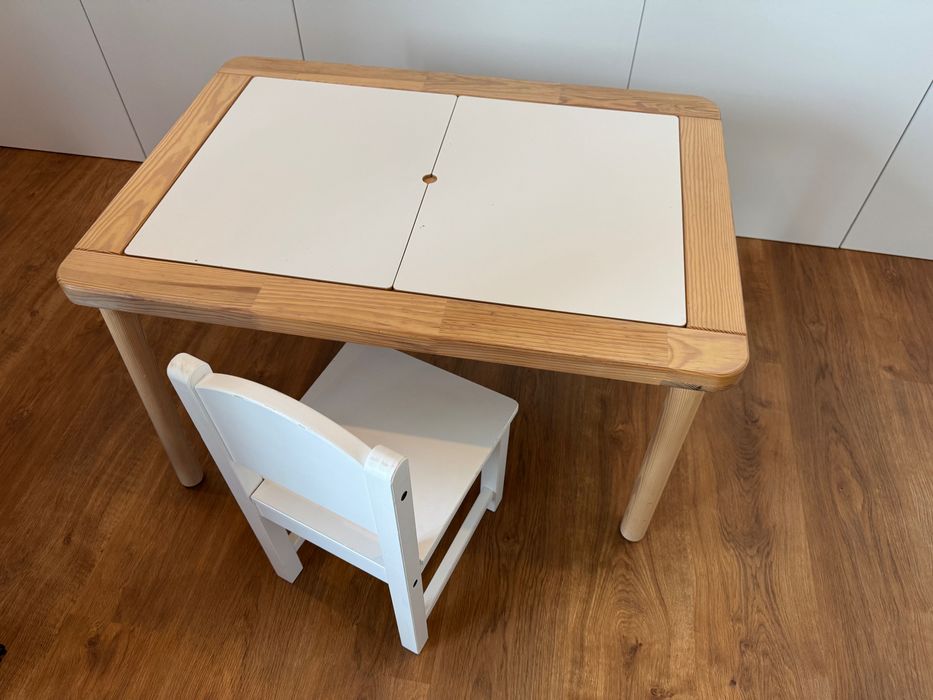 Mesa com arrumação e cadeira para criança