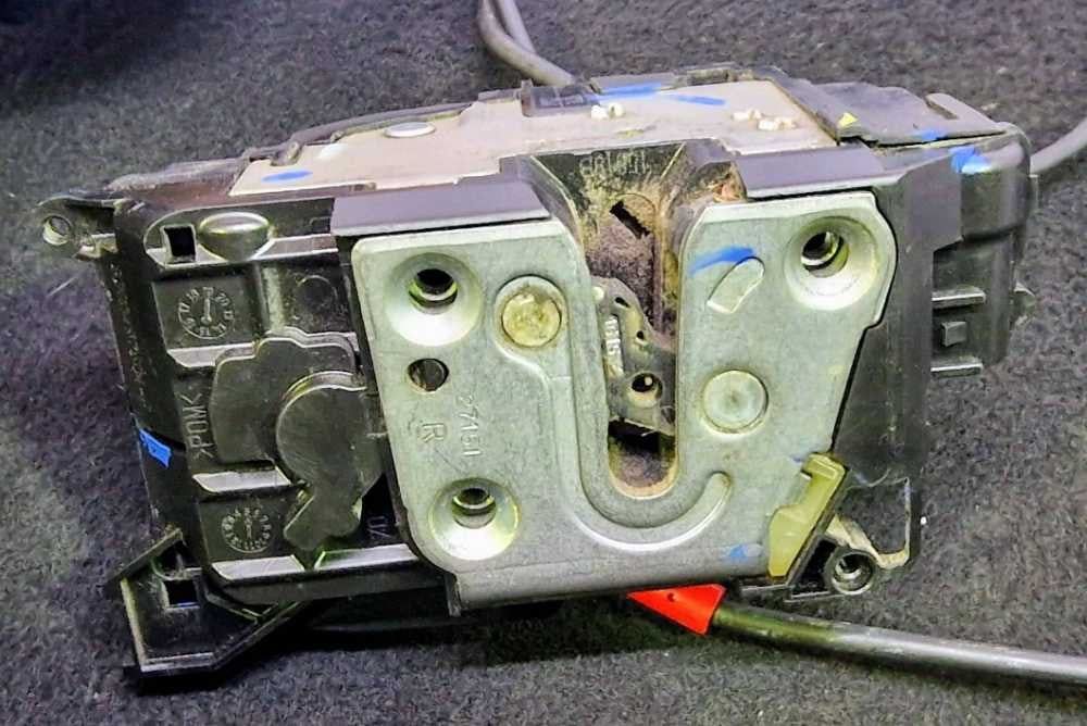 Fechadura / Fecho Porta Frente Direito 8200497604F - RENAULT KANGOO Express