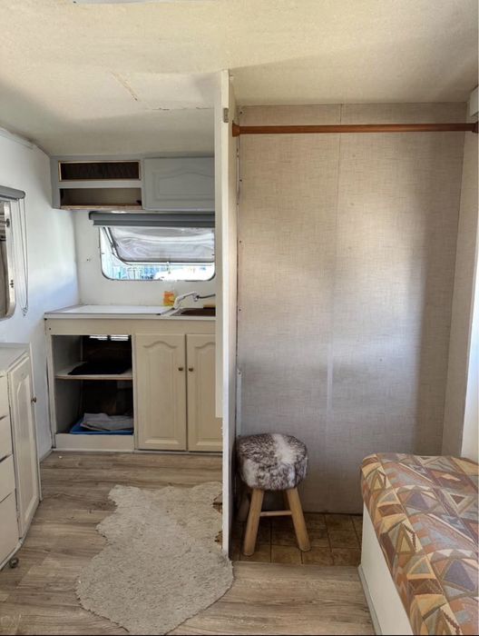 Vendo caravana em um alveolo no oarque de campismo de esmoriz.