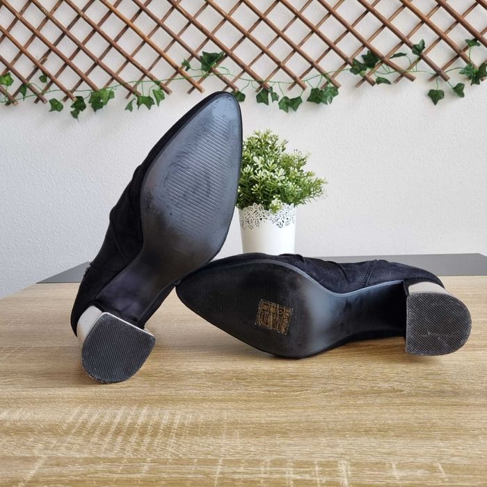 Botins Pretos com Salto Metálico