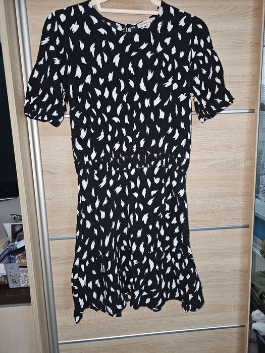 Zwiewnna, czarna sukienka.