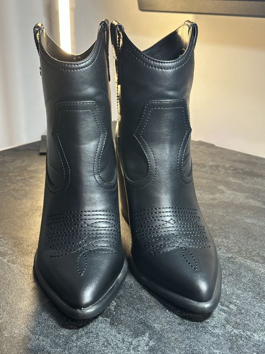 Жіночі ботильони GUESS