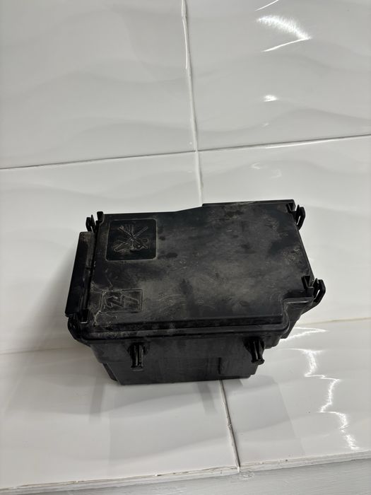 Skrzynka bezpieczników opel vivaro b 2014-2019r 243503708r 93452999 renault trafic iii 3