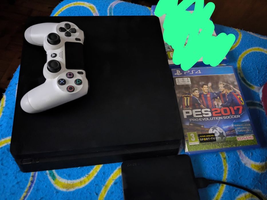 PS4 usada em bom estado, funciona normalmente