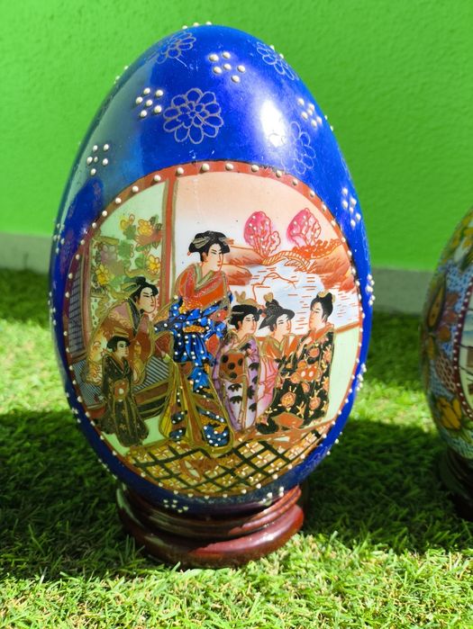 Conjunto de 6 ovos chineses em porcelana com base em madeira