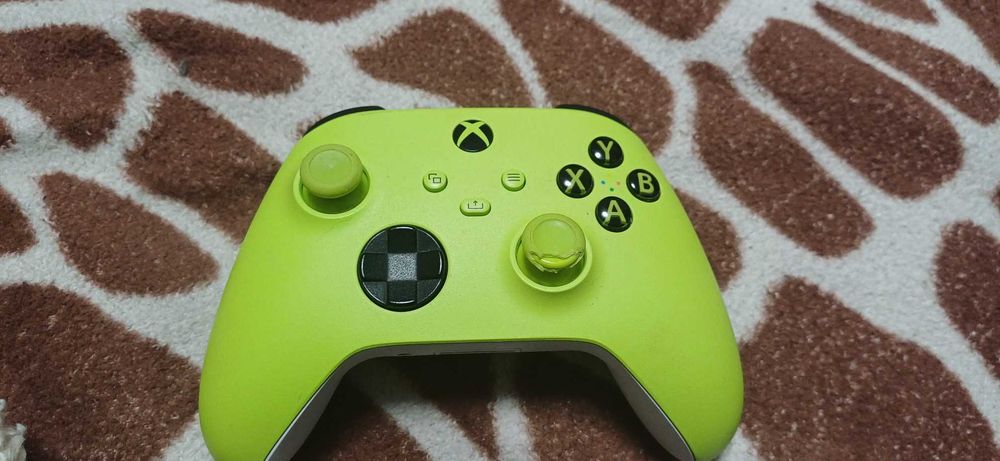 Xbox Series S + 3 геймпада (Elite, Pink, Volt) + Аккаунт с играми