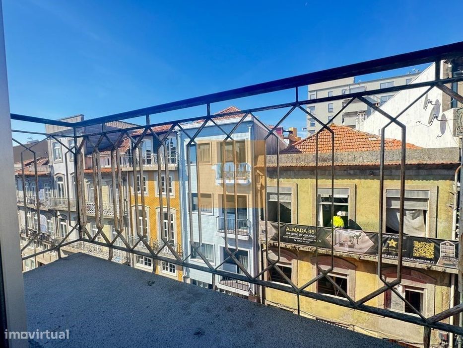 T0 novo com varanda - Almada Living
