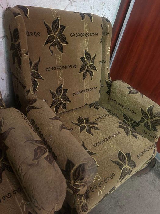 Продам крісла велюрові задовільного стану