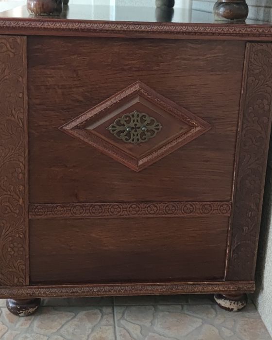 Baú de Madeira com Detalhes em Metal Dourado