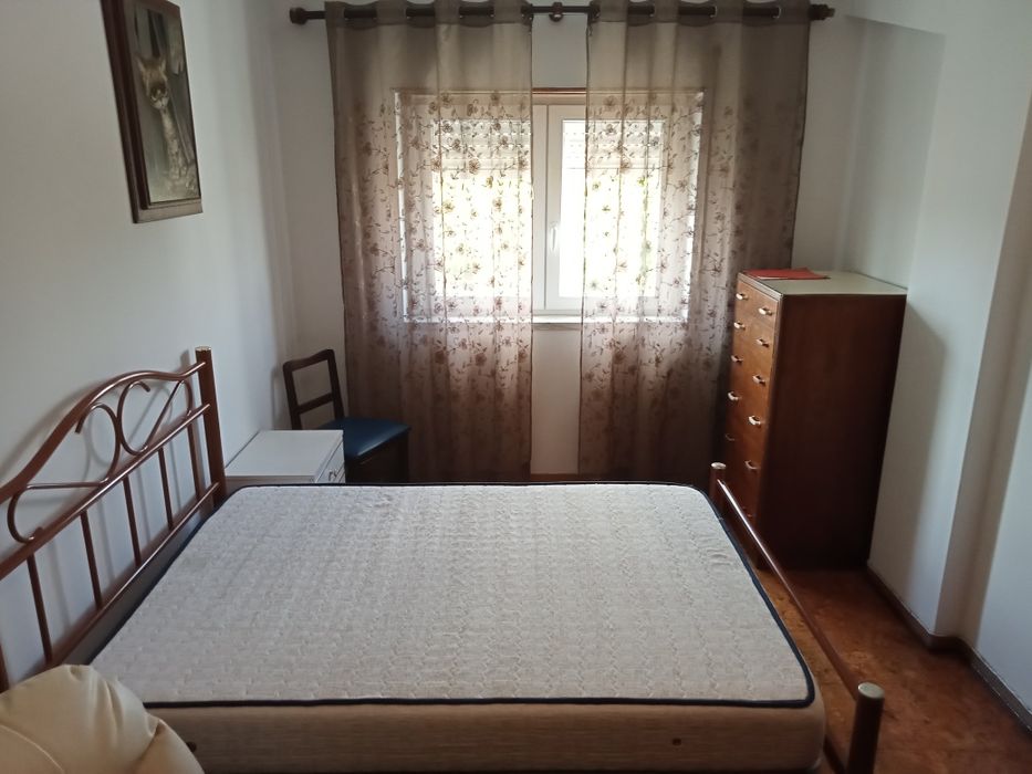 quarto grande bem localizado