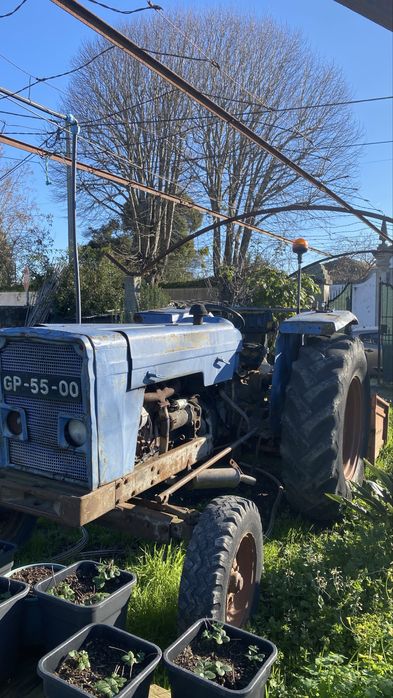 Trator Ebro a funcionar