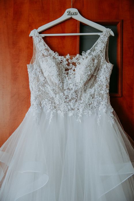 Suknia ślubna z odkrytymi plecami