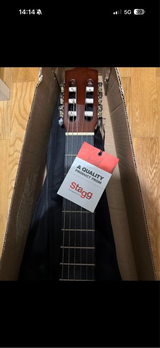 Guitarra nova com etiqueta