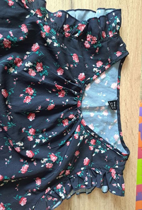 Czarna bluzka w kwiatki