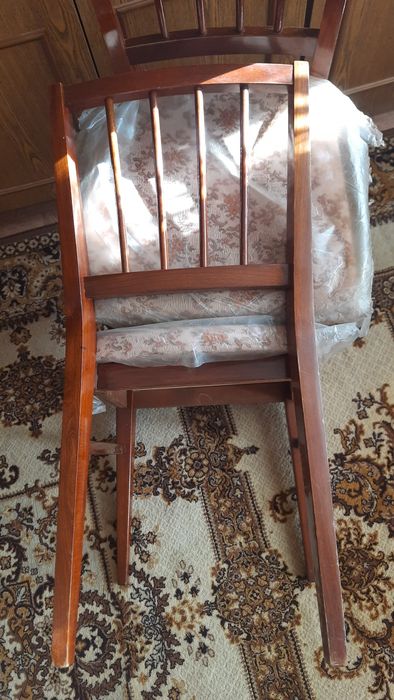 Деревянные стулья