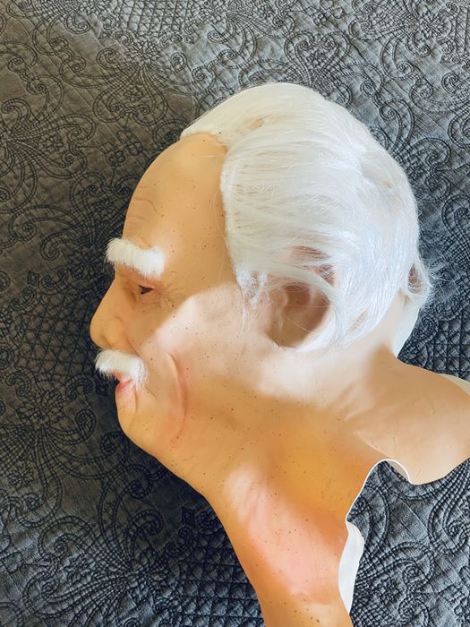 Mascara maleavel e realista, como nova