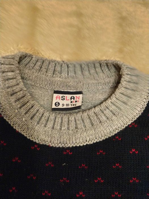 Продам новорічний вовняний светр на 9-10 років