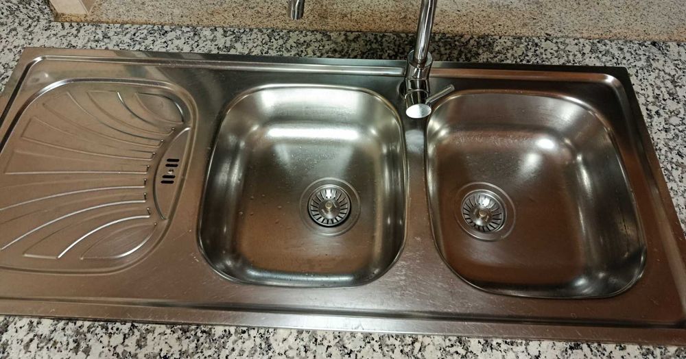 Lava loiças e misturadora de cozinha