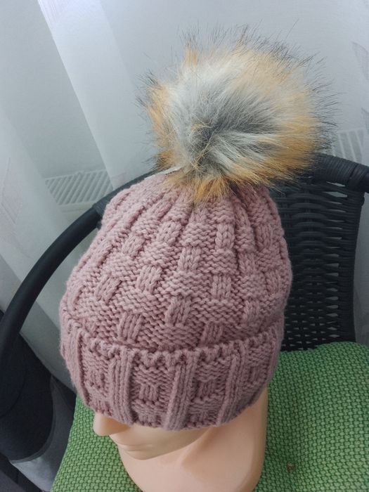 Czapka damska z pomponem