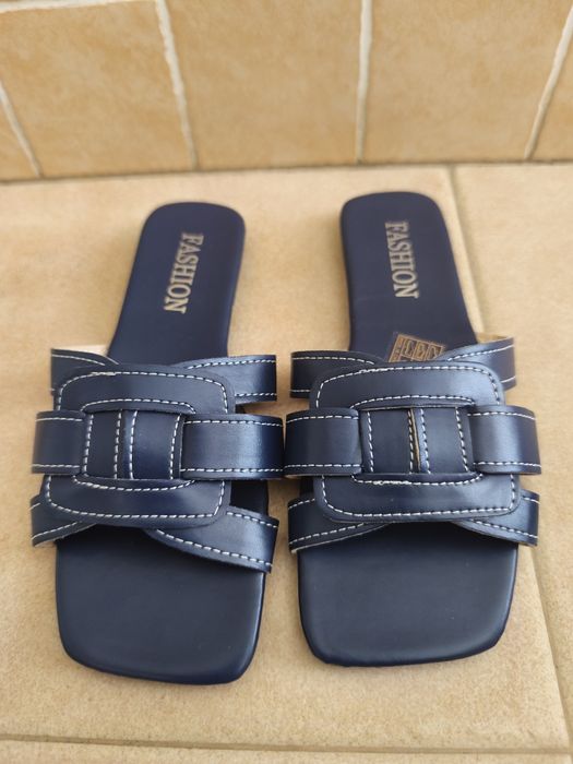 Chinelas azuis novas