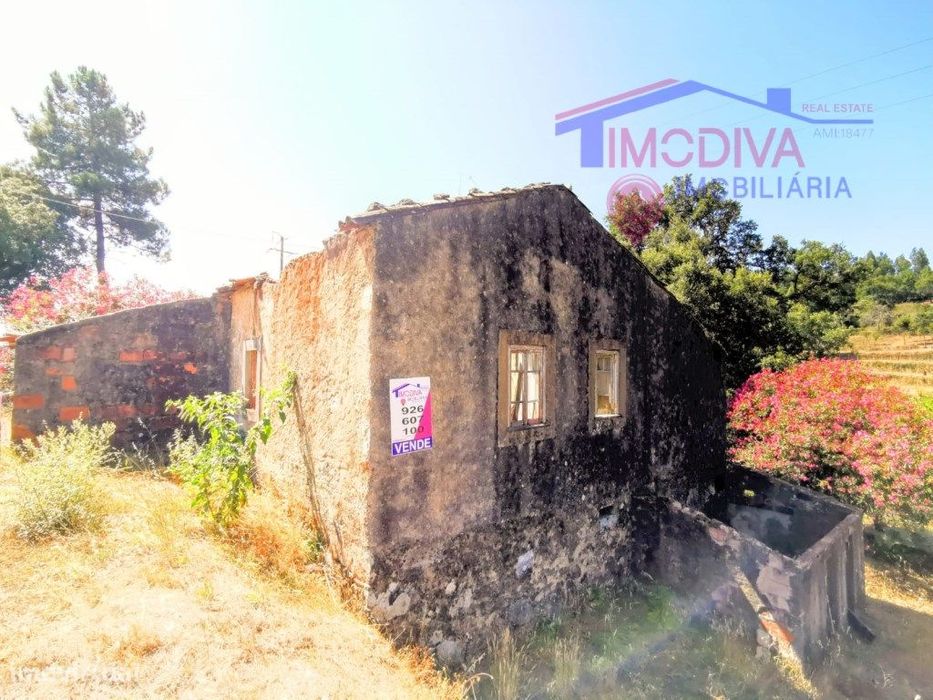 Moradia T2 com terreno a confrontar com ribeira em Figueiró dos Vinhos