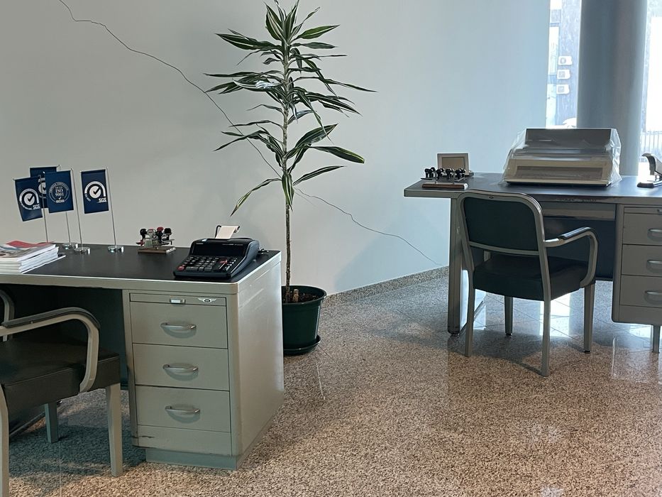 Secretárias com cadeiras, moveis arquivo e aparador