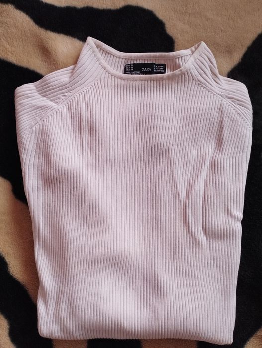 Várias peças de roupa de marca