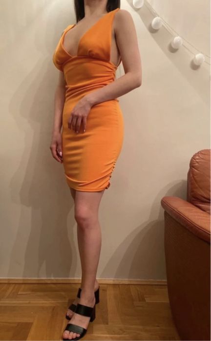 Dopasowana sukienka Asos