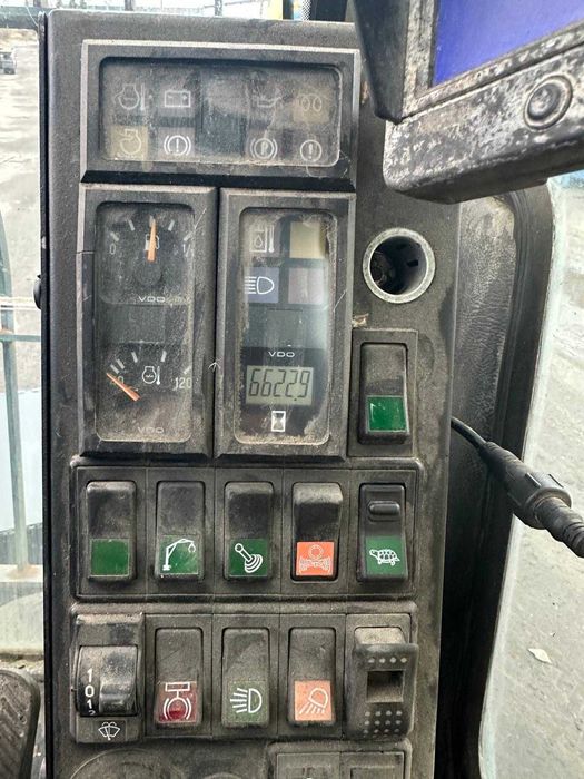 Fuchs MHL 320 + szczypce do demontażu samochodów