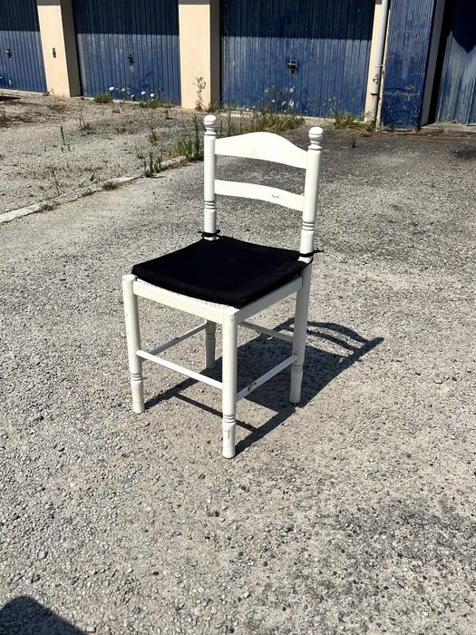 Conjunto mesa branca e duas cadeiras